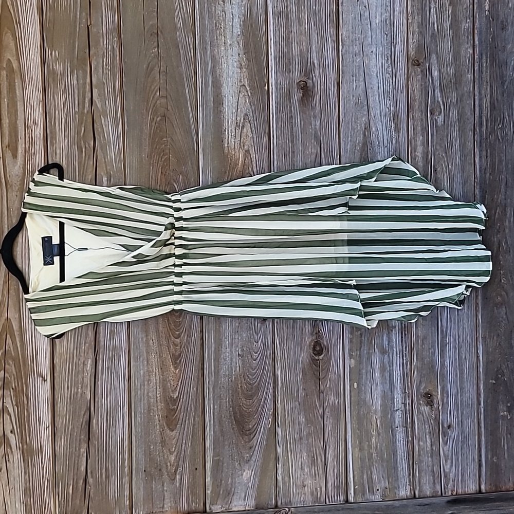 Kardashian Kollection Dress. Stylish, Beautiful 💚